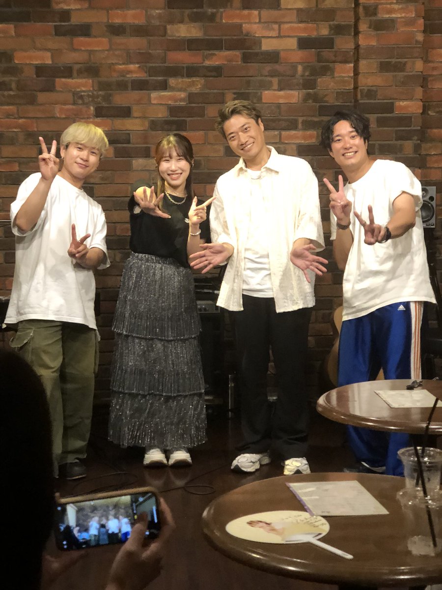 zhNEL4SzNBTcok3's tweet photo. クリニック通院日記
(183) 7/20(日)その二
天王寺から「#芦原橋」に移動して、
「#CAFEMAKE」に行きました。
「#KOUHEIDAY」ということで、出演者の
❤️#PONGEE❤️や
🎹#優花🎹ちゃんの歌に
🎸#山本晃平🎸さんの
素敵なギター演奏がそえられました。
「コーヘイ、コーヘイ💕」の掛け声がおこりまし た。
「2回目もやるぞー」と言うことかが、ステージ上で決まりました🙆♀️