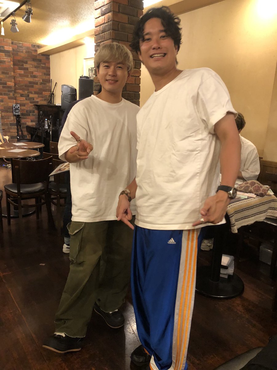 zhNEL4SzNBTcok3's tweet photo. クリニック通院日記
(183) 7/20(日)その二
天王寺から「#芦原橋」に移動して、
「#CAFEMAKE」に行きました。
「#KOUHEIDAY」ということで、出演者の
❤️#PONGEE❤️や
🎹#優花🎹ちゃんの歌に
🎸#山本晃平🎸さんの
素敵なギター演奏がそえられました。
「コーヘイ、コーヘイ💕」の掛け声がおこりまし た。
「2回目もやるぞー」と言うことかが、ステージ上で決まりました🙆♀️
