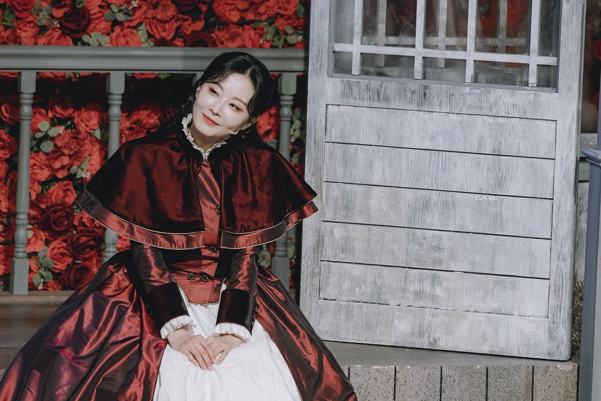 unnbre11a_pic's tweet image. 250720 밤, 붉은 정원-무대인사
지나, #최연우