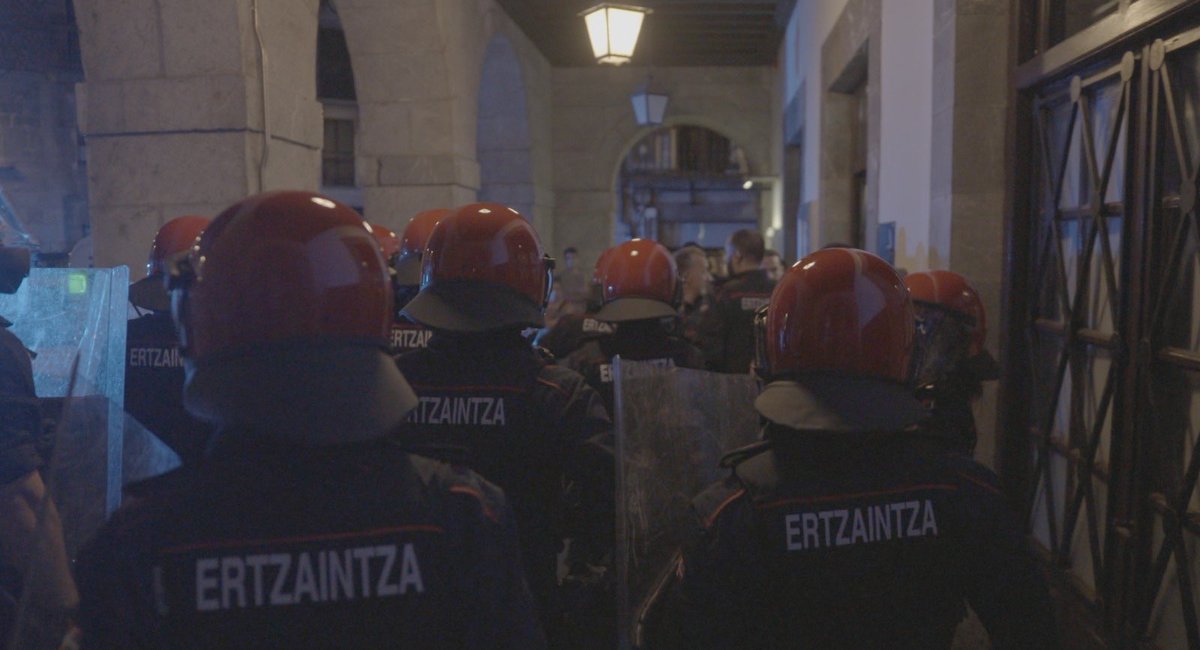 GedarLangileKZ's tweet image. Poliziaren gehiegikeria eta gezurrez beteriko kontakizun mediatikoa salatu ditu Azpeitiko @Gaztetxie|k

Protesta batera deitu du gaur 18:30erako, bortizkeria poliziala salatzeko. Ertzaintza eta udaltzainak gazteen aurka oldartu dira bart Azpeitian 

🔗 gedar.eus/aktualitatea/p…