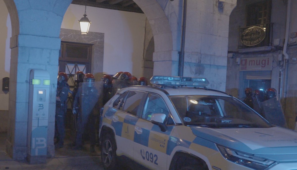 GedarLangileKZ's tweet image. Poliziaren gehiegikeria eta gezurrez beteriko kontakizun mediatikoa salatu ditu Azpeitiko @Gaztetxie|k

Protesta batera deitu du gaur 18:30erako, bortizkeria poliziala salatzeko. Ertzaintza eta udaltzainak gazteen aurka oldartu dira bart Azpeitian 

🔗 gedar.eus/aktualitatea/p…