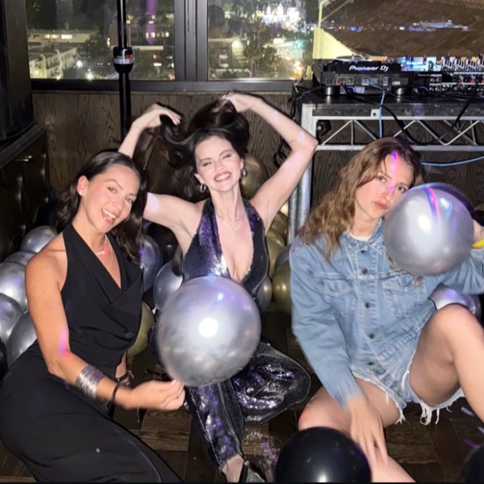 ClNEMADDlCT's tweet image. selena ringing in her 33rd year looking happy and healthy. we LOVE to see it.