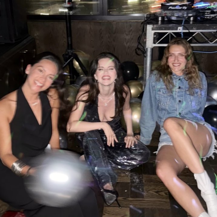 ClNEMADDlCT's tweet image. selena ringing in her 33rd year looking happy and healthy. we LOVE to see it.