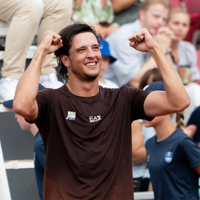 Franci46924979's tweet photo. eh, è pure un bel fijiolo, il che non guasta mai 
#Darderi #Bastad #ATPBASTAD https://t.co/Pv0YTO73H2