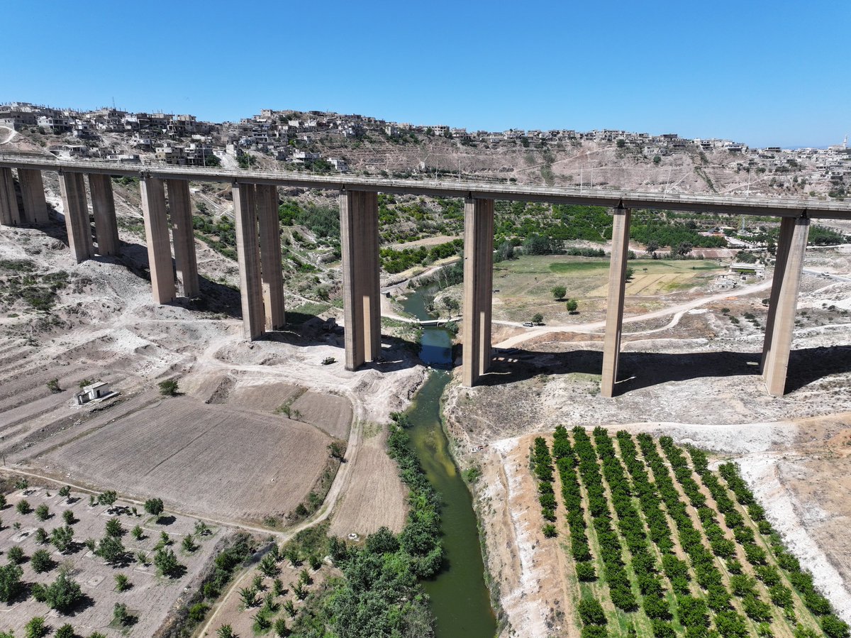 UndpSyria's tweet image. 🚧Al-Rastan Bridge—linking #Homs & #Hama & used by +70K ppl/month—was destroyed during the crisis.
Supported by the SHF @CBPFs, rehabilitation works are underway through @UNDP & @SyriaCivilDef (White Helmet) partnership
✨Accelerating #Syria’s recovery & access of people & goods