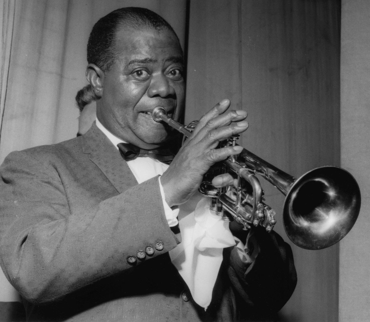 #الموسيقيين_العالميين :

لويس أرمسترونغ (Louis Armstrong) 
ولد في 4أغسطس 1901 في نيوأورلينز الولايات المتحدة وتوفي 6 يوليو 1971 بعمر 69سنة .

لويس أرمسترونغ وابتكار الترانسفير الصوتي : 
لويس أرمسترونغ، أحد أعظم عازفي الجاز في التاريخ، كان يمتلك قدرة غير عادية على تحسين وتقوية