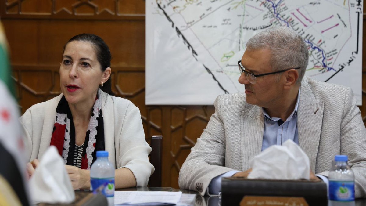 UNICEFinSyria's tweet image. 🤝 In Deir-ez-Zor, a constructive meeting was held between Mr. #Ghassan_AlSayed_Ahmad, #Governor_of_Deir_ez_Zor, and Ms. Meritxell Relaño Arana, #UNICEF #Representative in #Syria.
The Governor reaffirmed his support for UNICEF’s work across the governorate, while underlining…