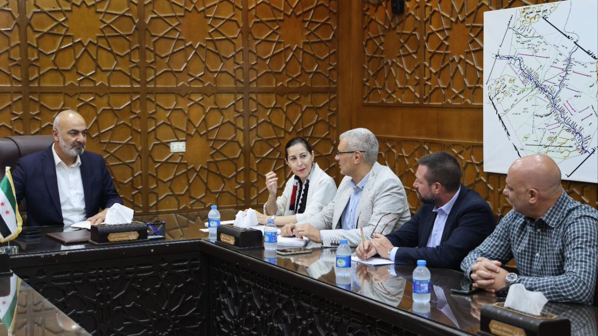 UNICEFinSyria's tweet image. 🤝 In Deir-ez-Zor, a constructive meeting was held between Mr. #Ghassan_AlSayed_Ahmad, #Governor_of_Deir_ez_Zor, and Ms. Meritxell Relaño Arana, #UNICEF #Representative in #Syria.
The Governor reaffirmed his support for UNICEF’s work across the governorate, while underlining…