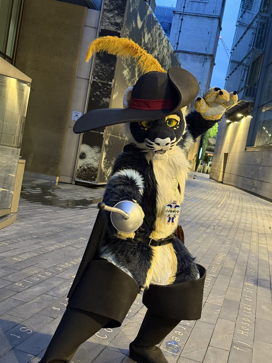 I had a fantastic time being your favourite fearless hero &amp; partying the weekend away at the <a href="/LondonFurs/">LondonFurs</a> Summer Weekender. Wonderful to see so many new &amp; familiar faces 

Huge thanks to all the staff &amp; volunteers who made it possible &amp; put on an amazing event

📸 <a href="/jack_fuzball/">Jack</a>