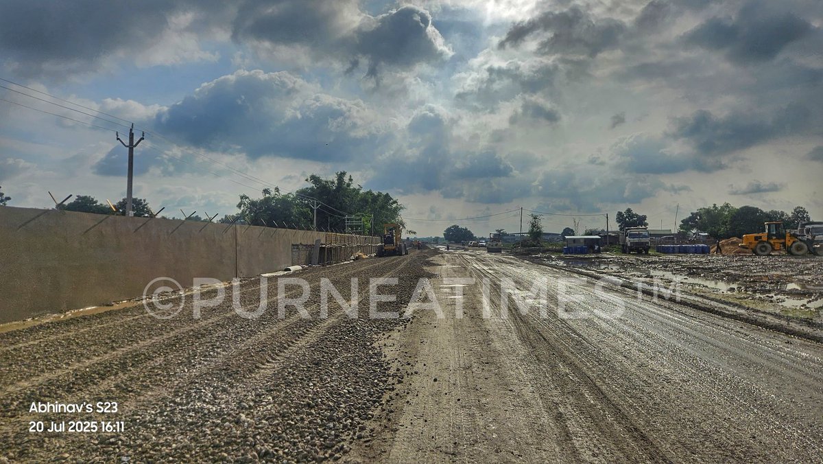 PurneaTimes's tweet image. पूर्णिया एयरपोर्ट टर्मिनल बिल्डिंग, ATC टॉवर का कार्य प्रगति पर इधर एप्रोच पथ पर ब्लैक टॉप का काम चल रहा है।
चुनाव पूर्व एयरपोर्ट से यात्री विमान सेवा शुरू होने की पूर्ण संभावना है।