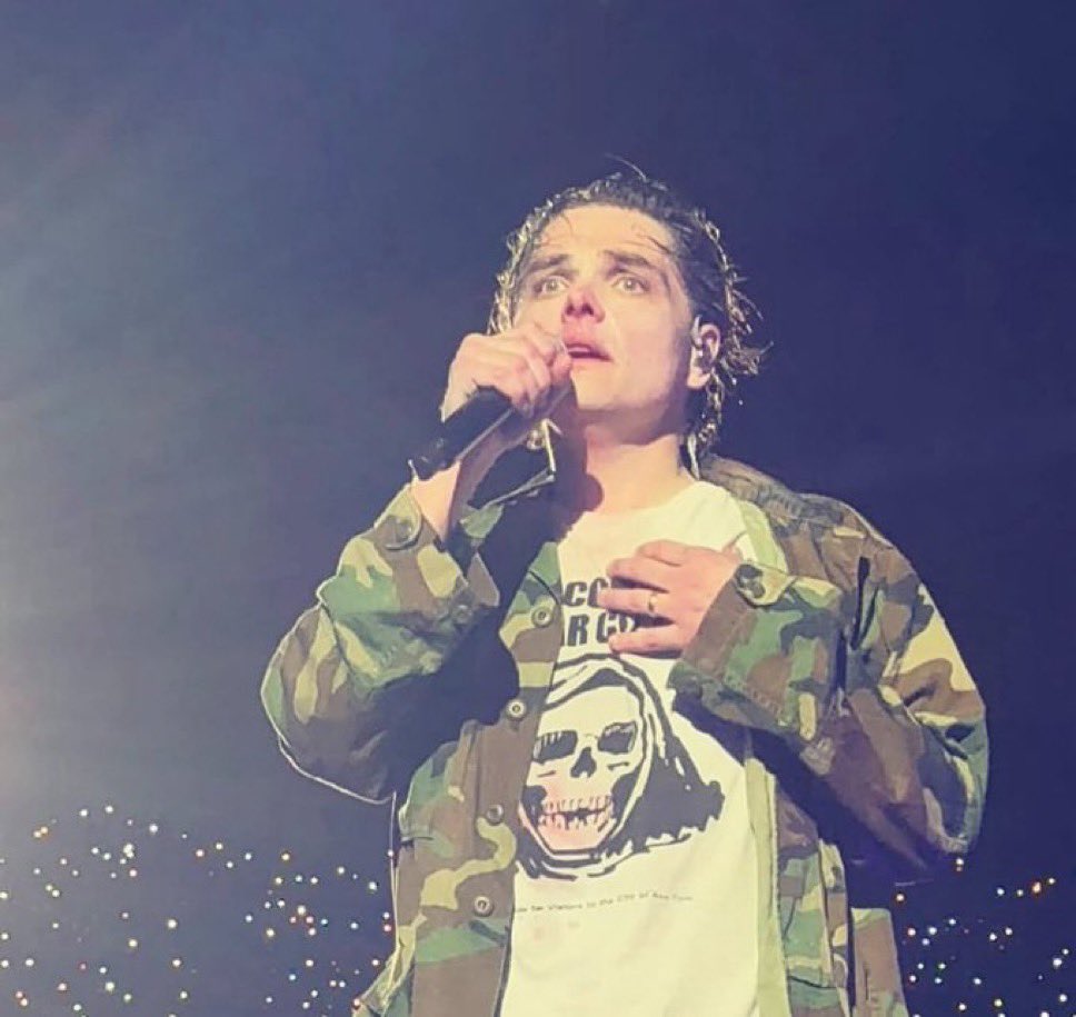 MCRupdates1's tweet image. Not Gerard crying during The Kids From Yesterday 🥺🥺🥺
📷 via @bulletdeathwish
#MCRSF