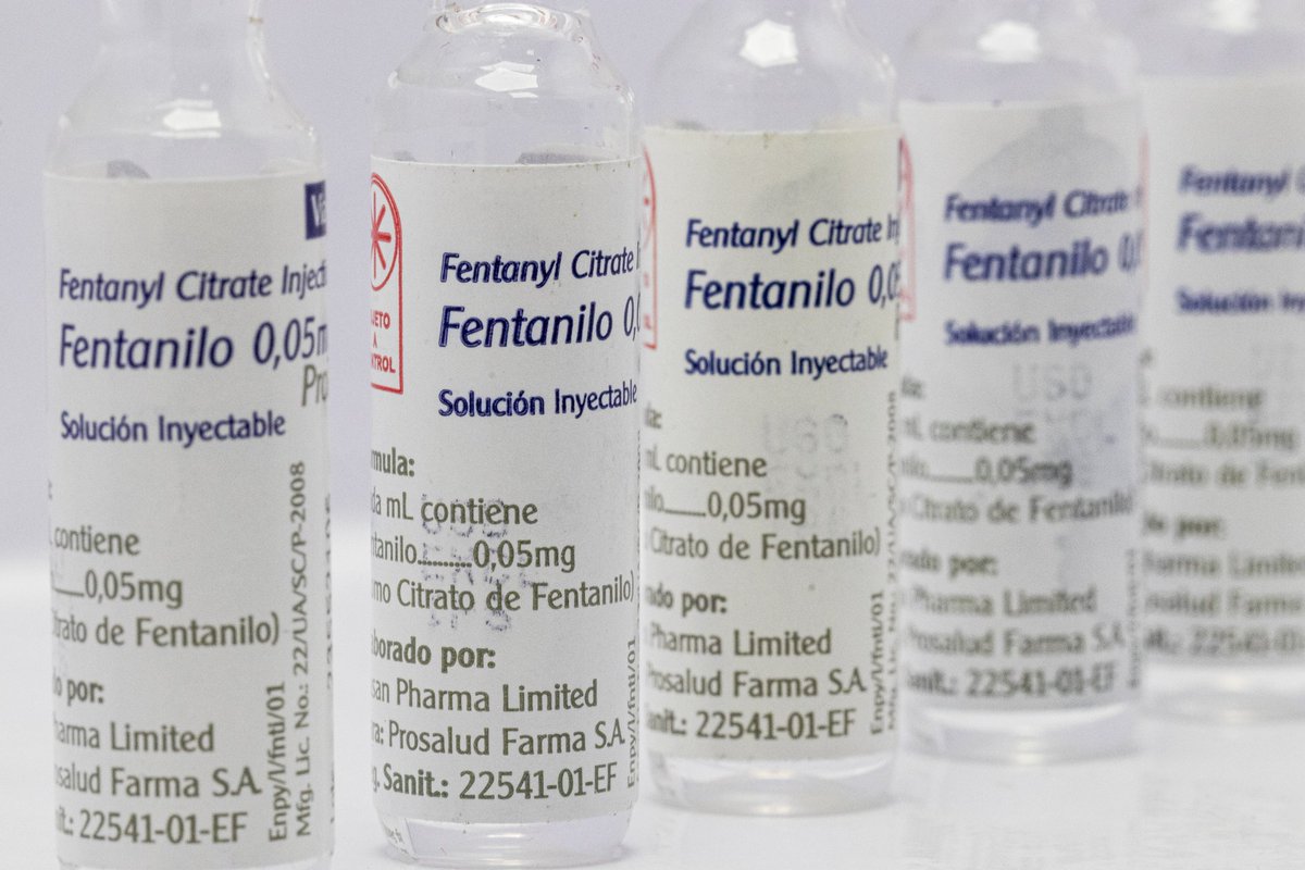 ¿Qué es el fentanilo y por qué es tan peligroso?

El fentanilo es un opioide sintético que se utiliza en el ámbito médico como analgésico potente, sobre todo en cuidados postoperatorios de cirugías mayores o en pacientes con dolor crónico severo, como los enfermos de cáncer. Su