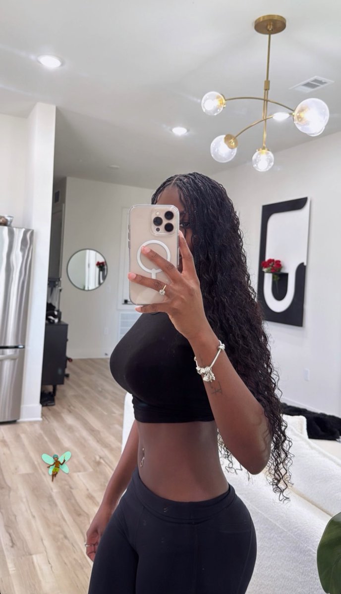 Notahoodlum_'s tweet photo. HER. https://t.co/SfBAJ0WqjI