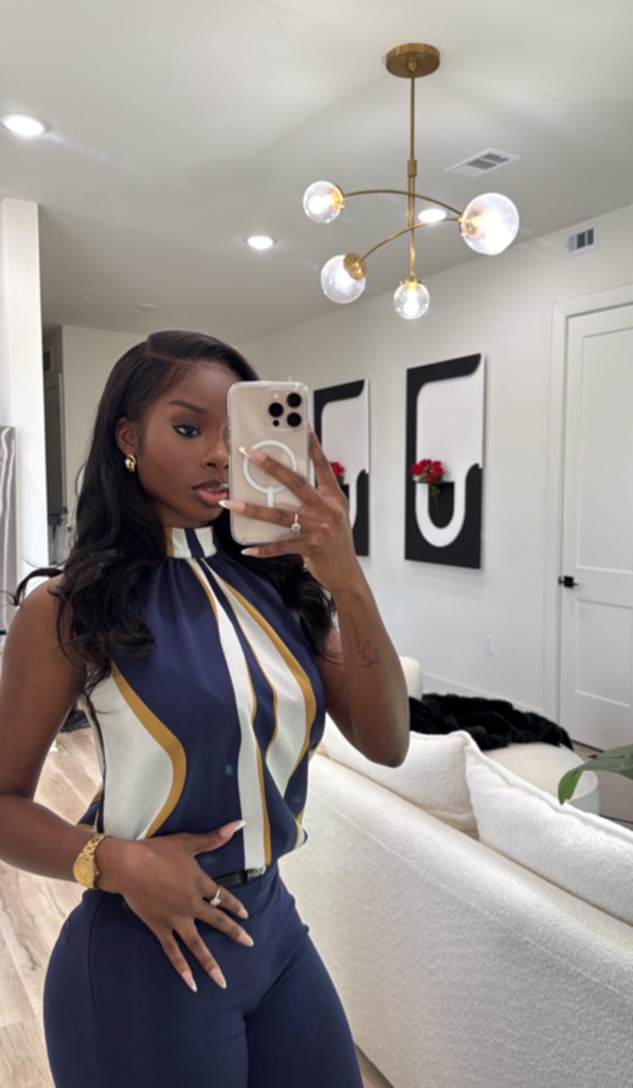 Notahoodlum_'s tweet photo. HER. https://t.co/SfBAJ0WqjI