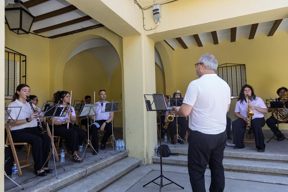 Celebrando junto a los vecinos la festividad de la Virgen del Carmen.

Tras la misa en el Antiguo Convento y la procesión por el Casco Histórico, ha tenido lugar un aperitivo amenizado por la banda de música Ateneo Noroeste.

¡Viva la patrona de los marineros!
