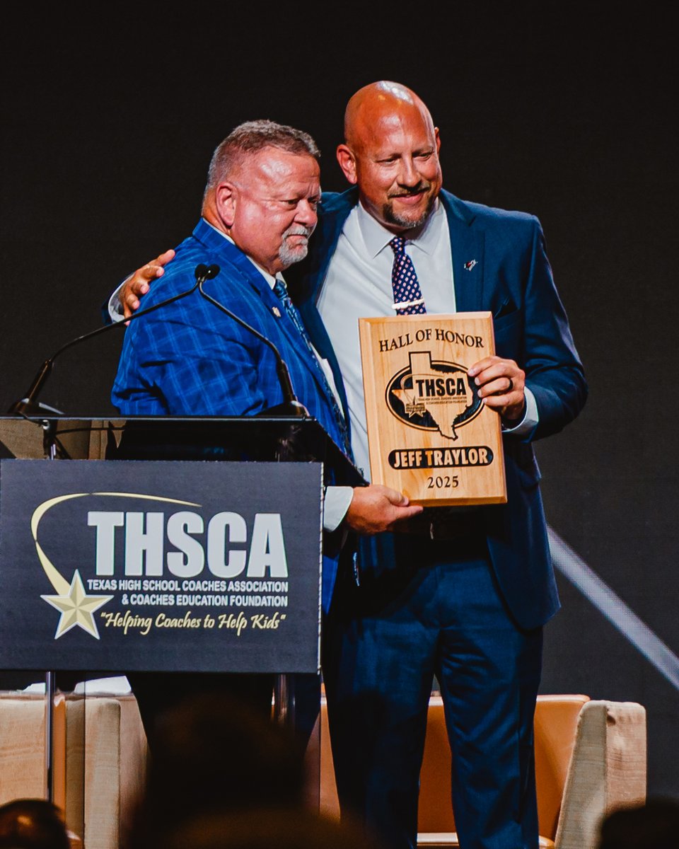 UTSAFTBL's tweet image. Congratulations to UTSA head coach Jeff Traylor, who was inducted into the THSCA Hall of Honor on Saturday night!
π° utsa.pro/25thscahall
#210TriangleOfToughness x #THSCA