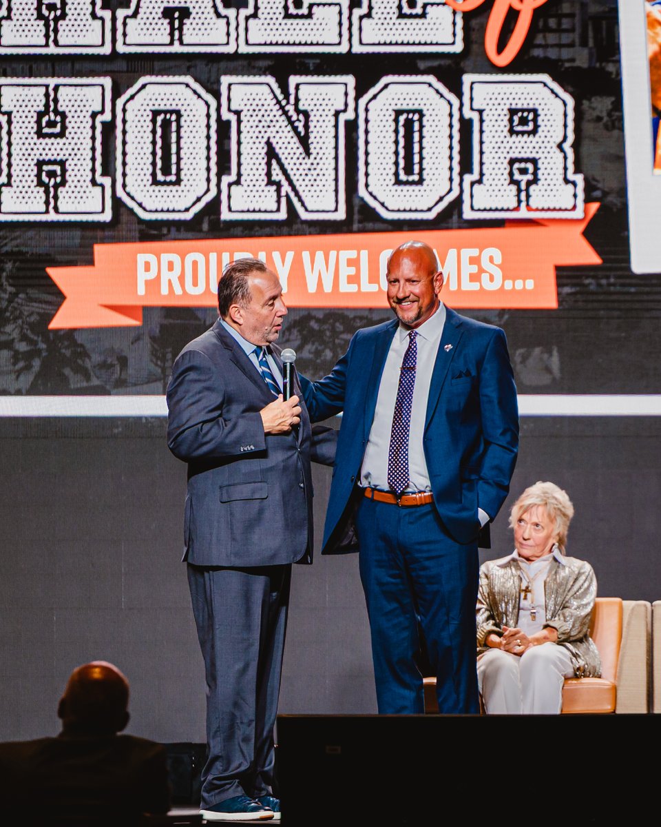 UTSAFTBL's tweet image. Congratulations to UTSA head coach Jeff Traylor, who was inducted into the THSCA Hall of Honor on Saturday night!
π° utsa.pro/25thscahall
#210TriangleOfToughness x #THSCA