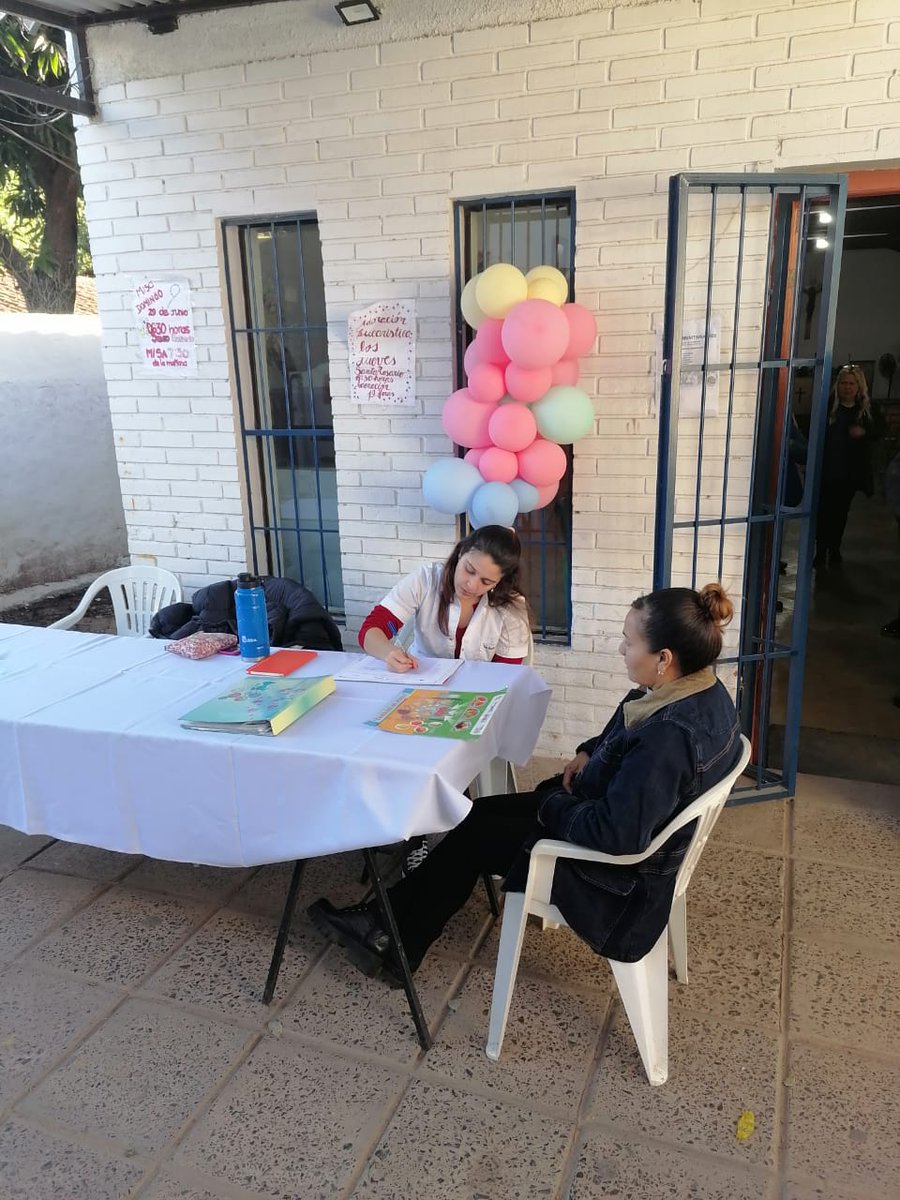 Hoy estuvimos en el barrio Santísima Trinidad, en la Capilla Virgen de Fátima, acercando salud a la comunidad. Profesionales del <a href="/policlinicoasu/">Policlínico Municipal de Asunción</a>  brindaron atención integral y gratuita a vecinos que se acercaron. Fue una jornada cálida, de cuidado y compromiso con todos.