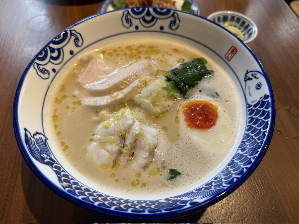 yama_mizu's tweet photo. せっかくなのでカメラ比較。
1枚目:iPhone 16 Pro Max
2枚目:Xperia Pro-I f2.0
3枚目:Xperia Pro-I f4.0
すべて撮って出しのオート。Xperiaは3年以上古いからiPhoneに抜かれたと思ってたけど、センサーサイズが効いてるのかかなり健闘してる。f値も変更出来るからまだまだカメラの優位性はあるね。 https://t.co/TOCkATcbK7