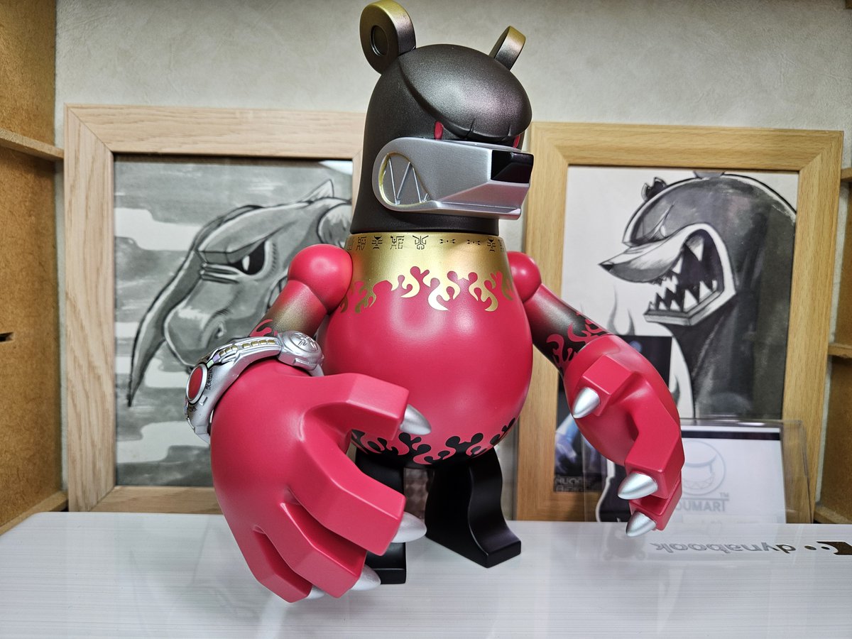 toshgosh4's tweet image. 超クウガ展で発売された #TOUMA さんのフィギュア #ナックルベア マイティーフォームカラーです。
前傾姿勢で飛び掛かってきそうな足の形や今にも牙をむきそうな鼻のシワ。これまでのナックルより大きな頭と手で迫力があって臨戦態勢をイメージした新造形ということも納得です。
宝物が増えました。