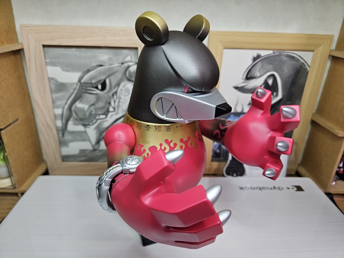 toshgosh4's tweet image. 超クウガ展で発売された #TOUMA さんのフィギュア #ナックルベア マイティーフォームカラーです。
前傾姿勢で飛び掛かってきそうな足の形や今にも牙をむきそうな鼻のシワ。これまでのナックルより大きな頭と手で迫力があって臨戦態勢をイメージした新造形ということも納得です。
宝物が増えました。