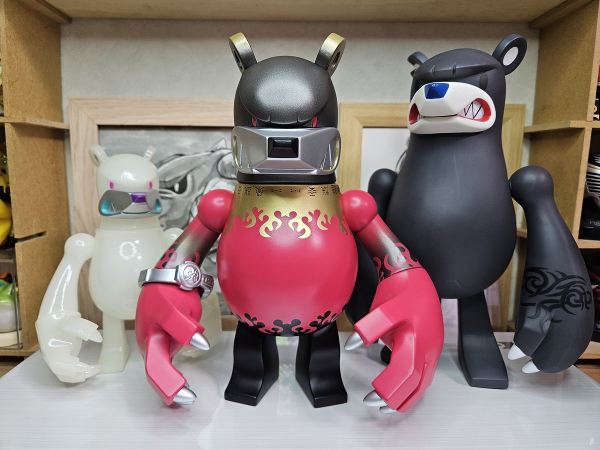 toshgosh4's tweet image. 超クウガ展で発売された #TOUMA さんのフィギュア #ナックルベア マイティーフォームカラーです。
前傾姿勢で飛び掛かってきそうな足の形や今にも牙をむきそうな鼻のシワ。これまでのナックルより大きな頭と手で迫力があって臨戦態勢をイメージした新造形ということも納得です。
宝物が増えました。