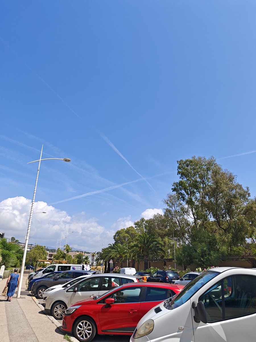 kevmat84's tweet image. Donc 7 jours dans le #VAR pas une traînée d'avion, il y a eu quelques avions de ligne mais rien de dingue, et aujourd'hui photos suivantes c'est n'importe quoi dans le ciel et évidemment le temps se gâte depuis...