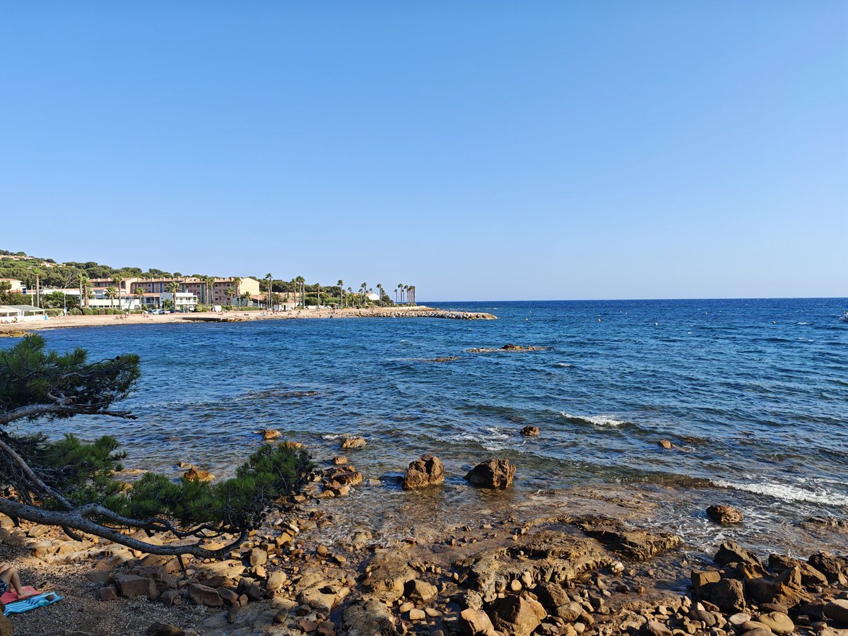 kevmat84's tweet image. Donc 7 jours dans le #VAR pas une traînée d'avion, il y a eu quelques avions de ligne mais rien de dingue, et aujourd'hui photos suivantes c'est n'importe quoi dans le ciel et évidemment le temps se gâte depuis...