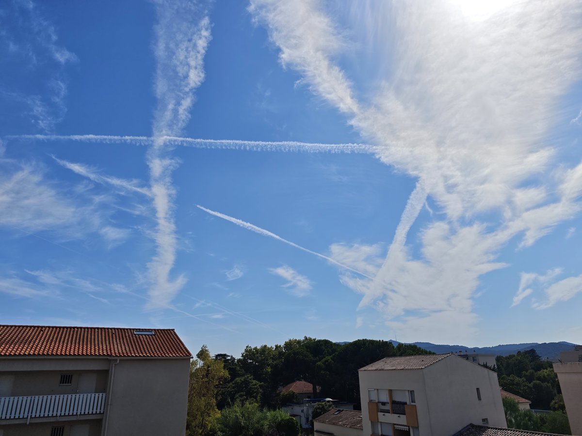 kevmat84's tweet image. Donc 7 jours dans le #VAR pas une traînée d'avion, il y a eu quelques avions de ligne mais rien de dingue, et aujourd'hui photos suivantes c'est n'importe quoi dans le ciel et évidemment le temps se gâte depuis...