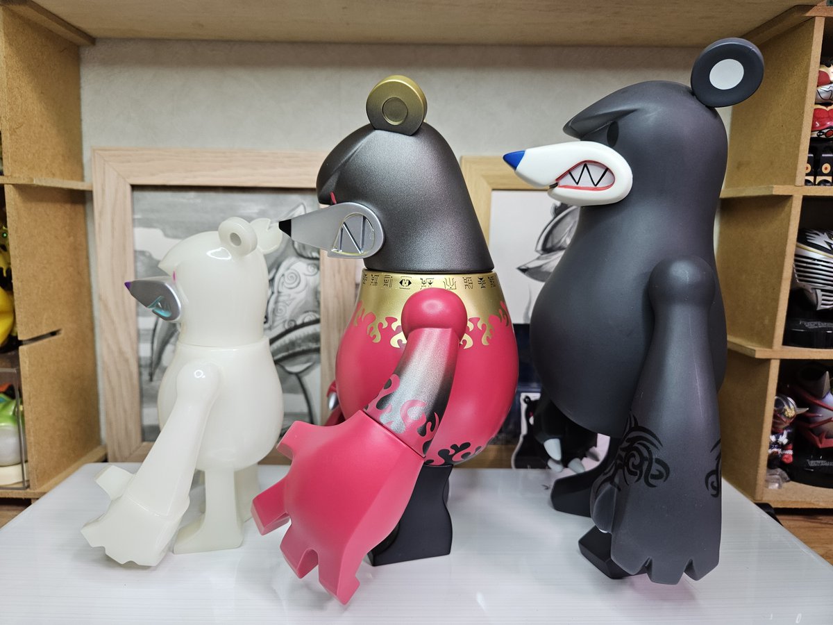 toshgosh4's tweet image. 超クウガ展で発売された #TOUMA さんのフィギュア #ナックルベア マイティーフォームカラーです。
前傾姿勢で飛び掛かってきそうな足の形や今にも牙をむきそうな鼻のシワ。これまでのナックルより大きな頭と手で迫力があって臨戦態勢をイメージした新造形ということも納得です。
宝物が増えました。