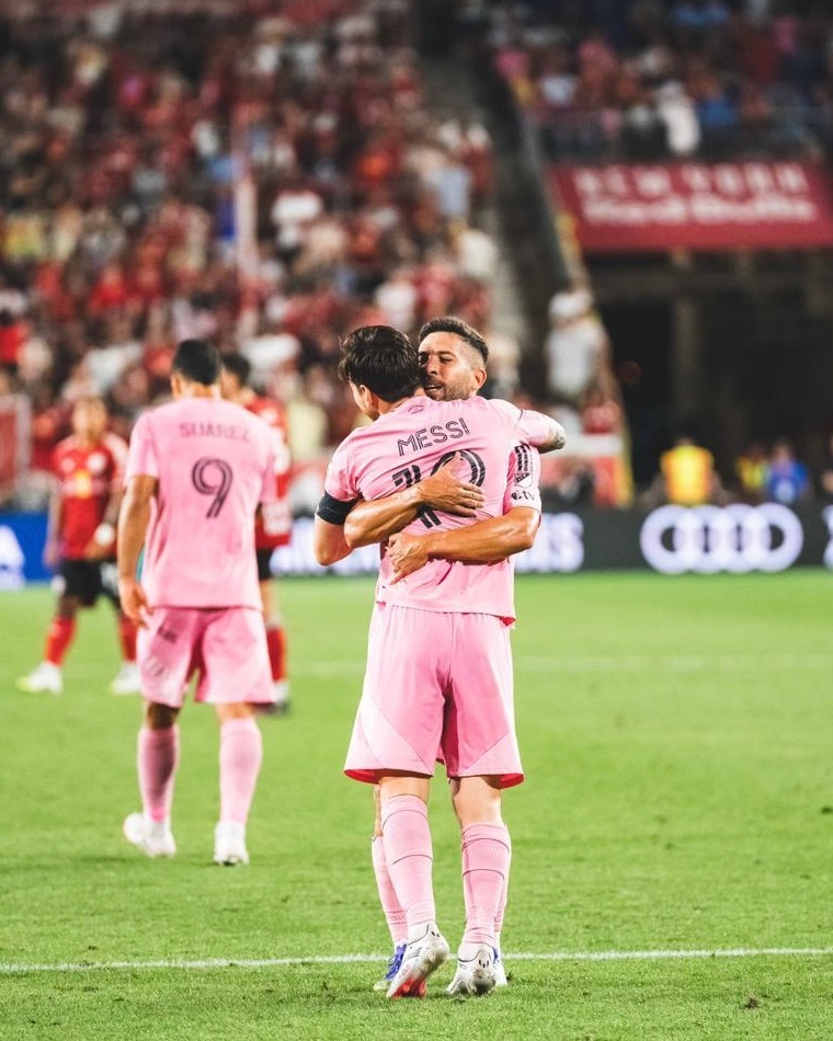 🎩 Pure class, goals, and magic in New Jersey.
<a href="/leomessisite/">Leo Messi</a> delivered one of his best performances of the season:
⚽⚽ 2 goals
🎯🎯 2 assists
🔥 And his 6th brace in the last 7 matches!

@intermiamicf crushed NYRB 1–5…
and the number 10 keeps making history, game after game. 🐐