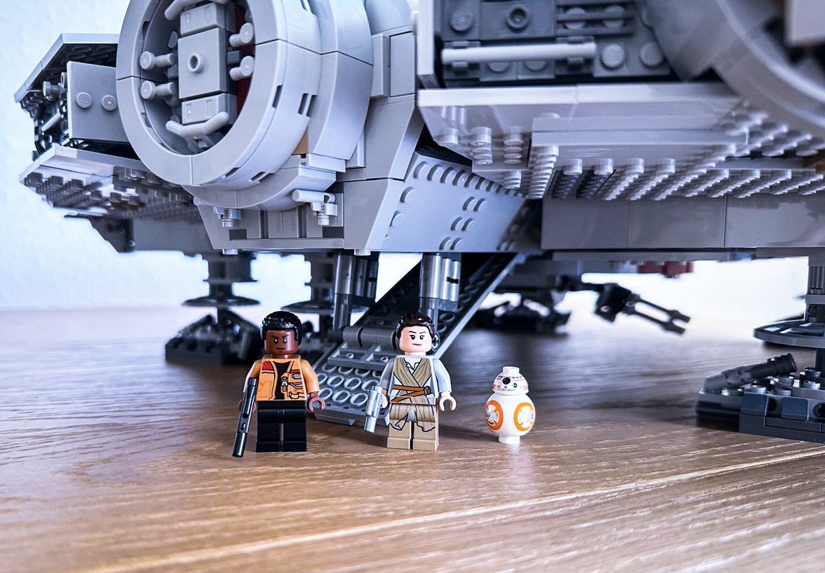 OlitzschG's tweet image. Come in .. (under the falcon).
Millennium Falcon 75192