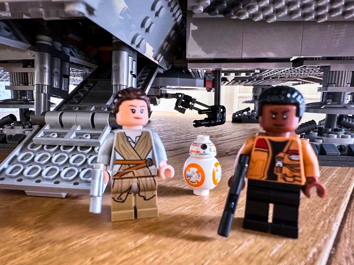 OlitzschG's tweet image. Come in .. (under the falcon).
Millennium Falcon 75192