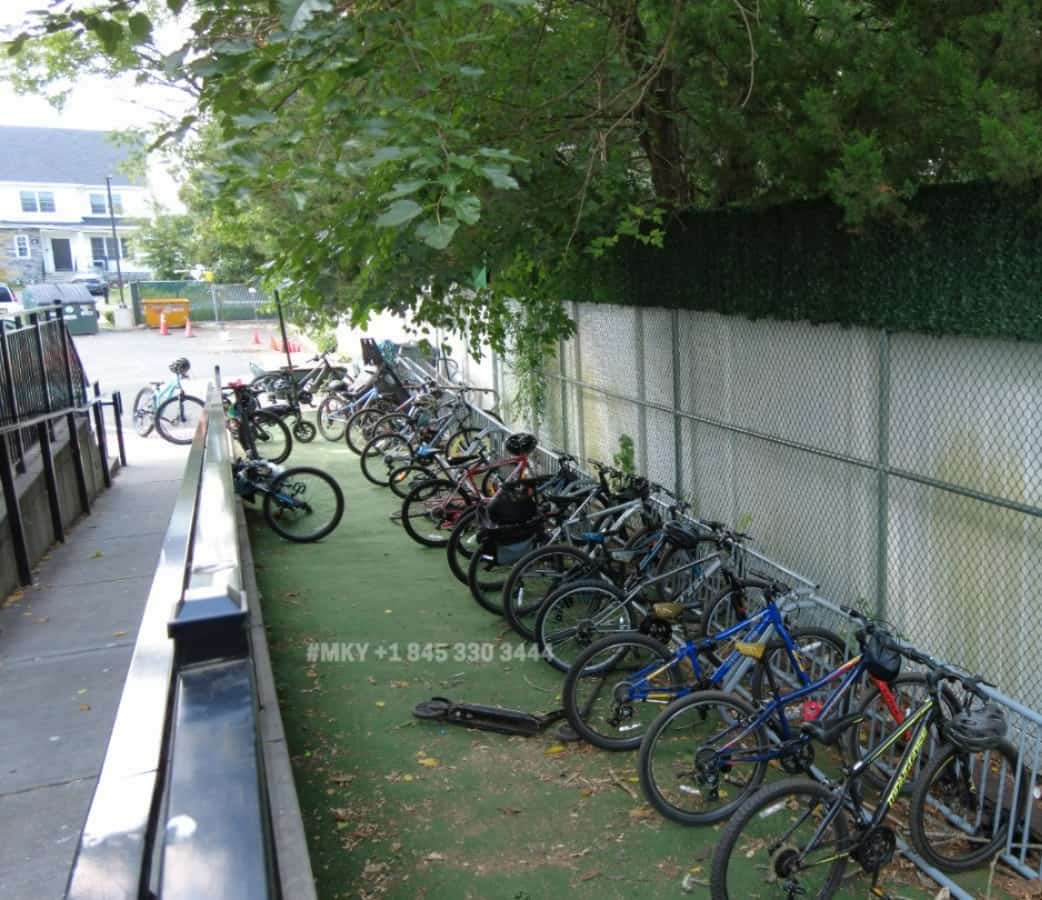 MKYstatus's tweet image. More no-school mornings in Lakewood, at the Williams Street shul, 🚲s telling the story