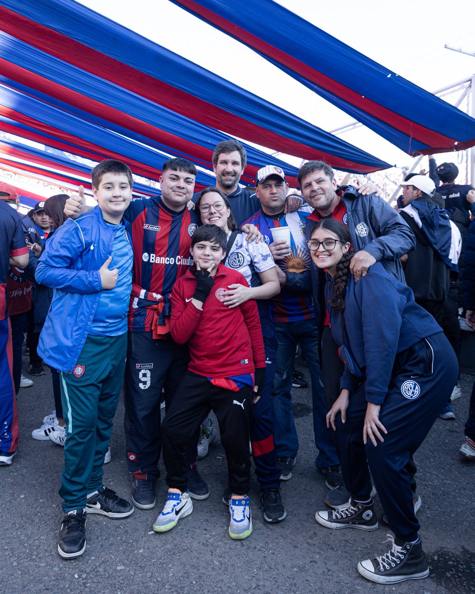 SanLorenzo's tweet image. La amistad que nace en la tribuna, en los viajes, compartiendo himnos y abrazos de gol, alegrías y tristezas... es para siempre. Como el amor que sentimos por San Lorenzo...
💙❤️ ¡Feliz día, Cuervos y Cuervas!