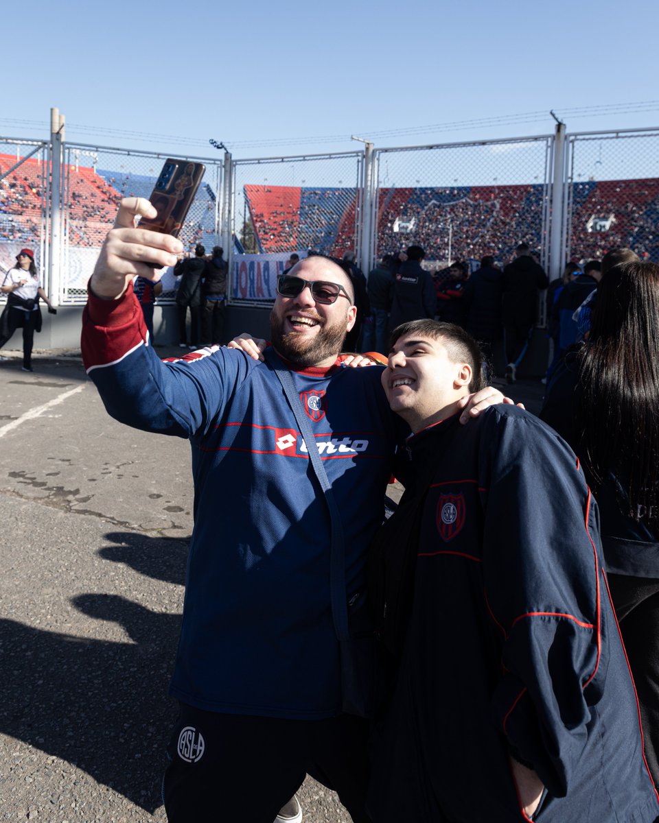 SanLorenzo's tweet image. La amistad que nace en la tribuna, en los viajes, compartiendo himnos y abrazos de gol, alegrías y tristezas... es para siempre. Como el amor que sentimos por San Lorenzo...
💙❤️ ¡Feliz día, Cuervos y Cuervas!