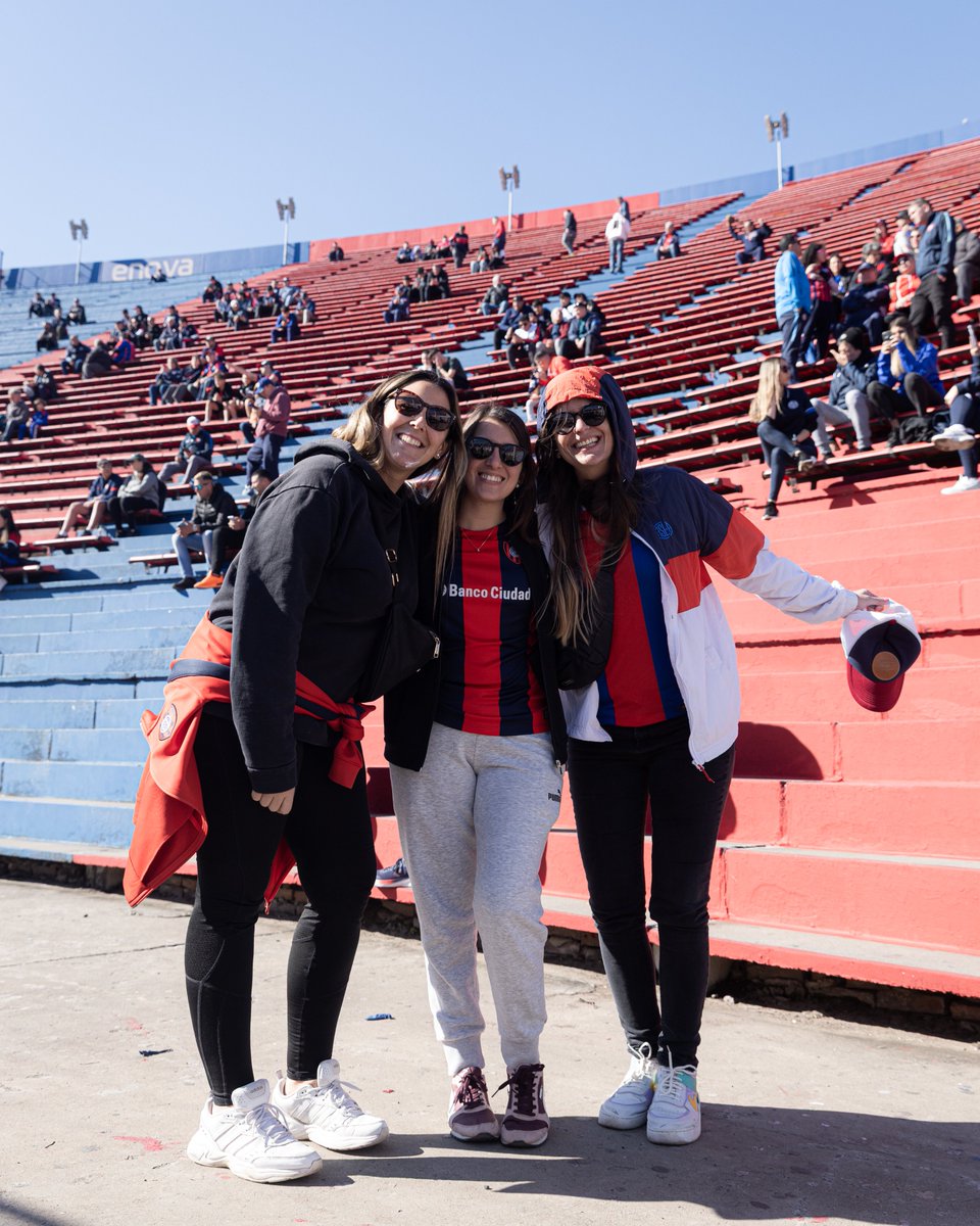 SanLorenzo's tweet image. La amistad que nace en la tribuna, en los viajes, compartiendo himnos y abrazos de gol, alegrías y tristezas... es para siempre. Como el amor que sentimos por San Lorenzo...
💙❤️ ¡Feliz día, Cuervos y Cuervas!