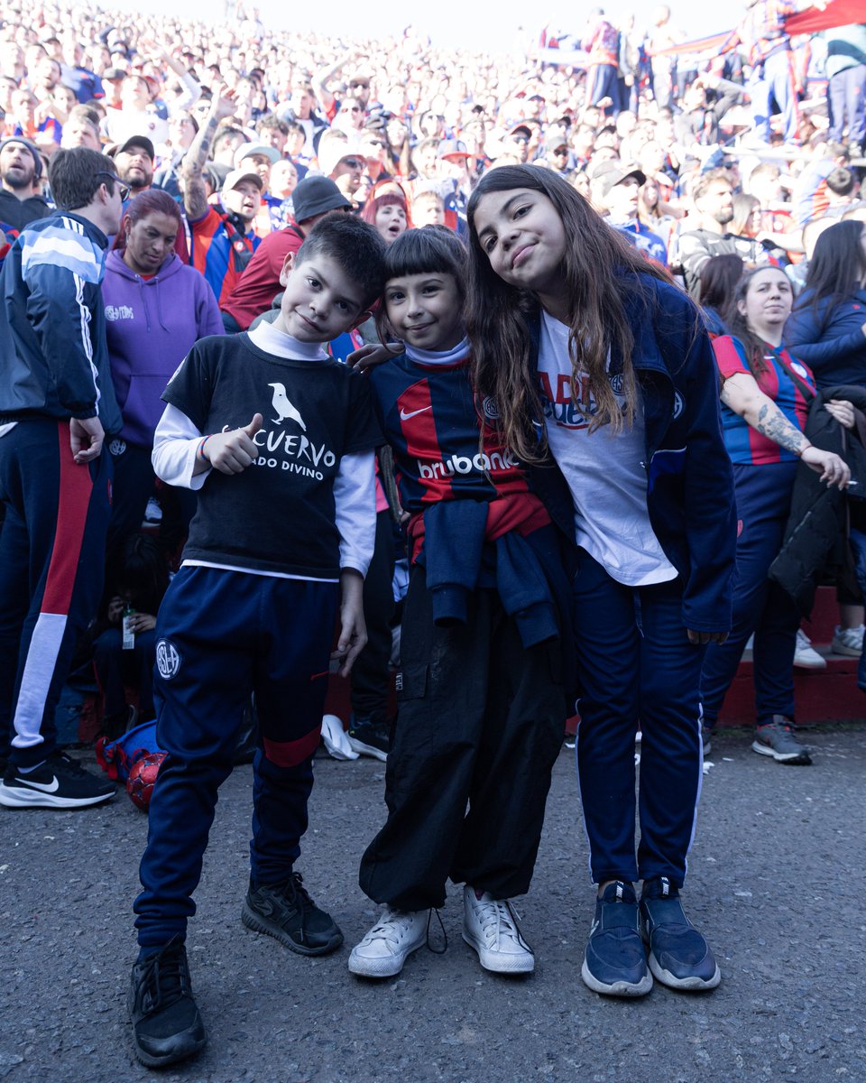 SanLorenzo's tweet image. La amistad que nace en la tribuna, en los viajes, compartiendo himnos y abrazos de gol, alegrías y tristezas... es para siempre. Como el amor que sentimos por San Lorenzo...
💙❤️ ¡Feliz día, Cuervos y Cuervas!