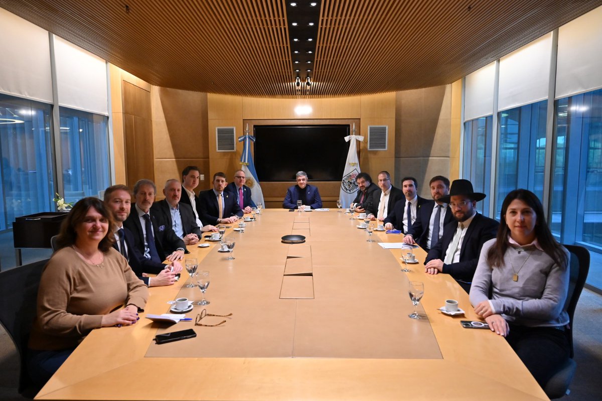 Junto con el Vicepresidente de <a href="/InfoAMIA/">AMIA</a>, Darío Curiel, participamos de una importante reunión, convocada por el jefe de gobierno de la ciudad, <a href="/jorgemacri/">Jorge Macri</a>, en la que expresó su preocupación por el aumento del antisemitismo y su compromiso con la convivencia pacífica y el diálogo