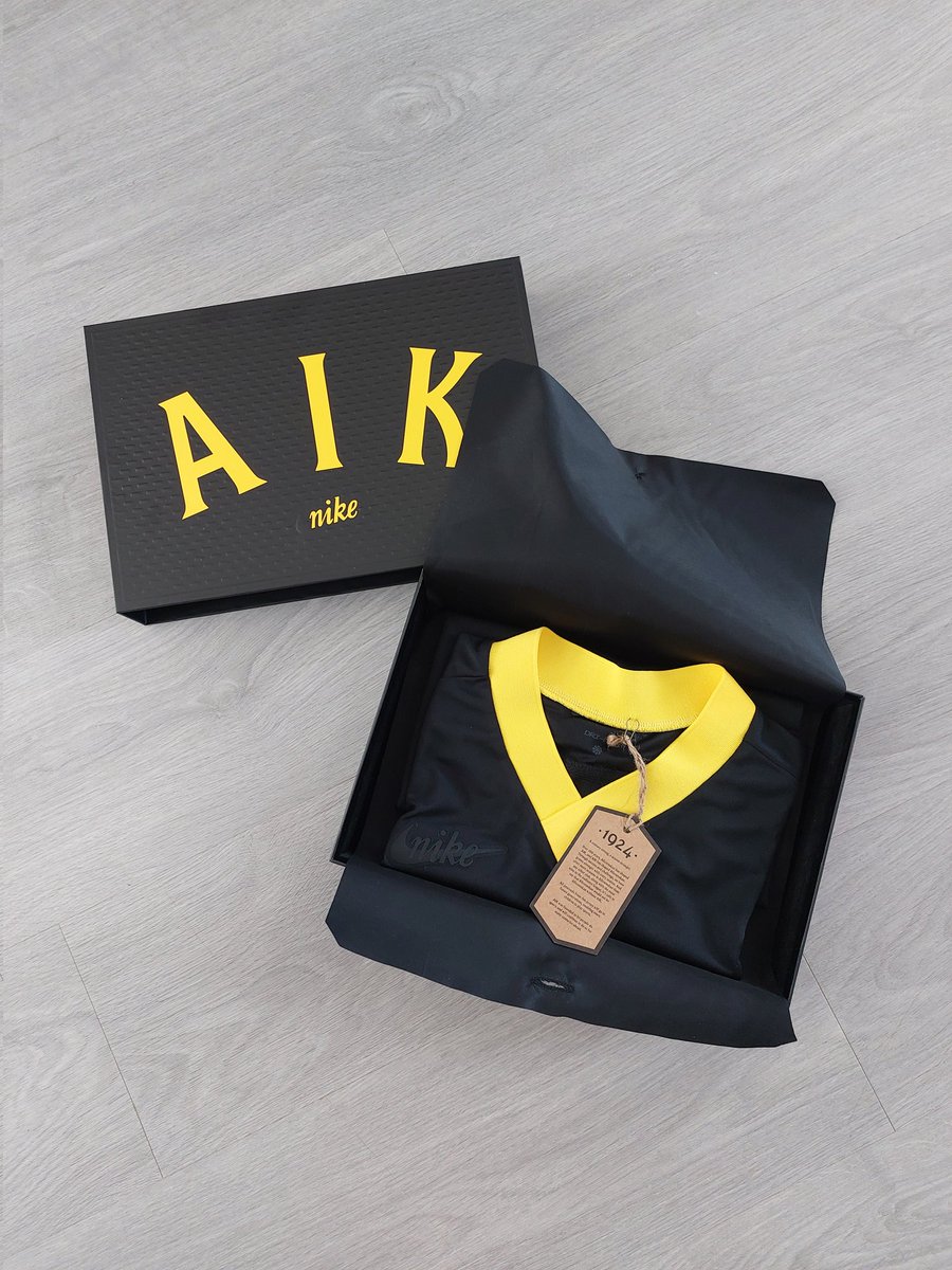 Absolute long shot I know! I've got this AIK anniversary shirt in a medium. Don't suppose anyone has it in a large and would be willing to swap? Didn't realise it was a tighter fit 😅