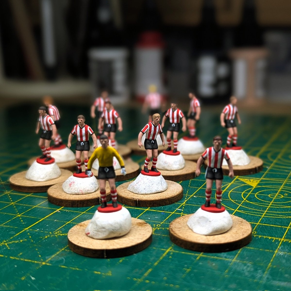 subbuteo_paints's tweet image. Base design for the next #subbuteo #art project coming along nicely β€οΈπ€π€
Love the colour combination of @SpartaRott_En don't think there will be many #miniaturepainting versions of this team π¨ποΈ