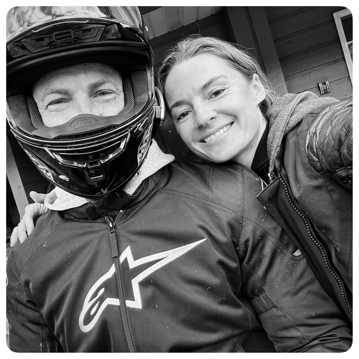 R_Jam17's tweet image. BC motorcycle trip Day 2 and nothing exciting happened except having to put on my rain gear 😂😭
so here’s a cute selfie instead ☺️🏍️💕