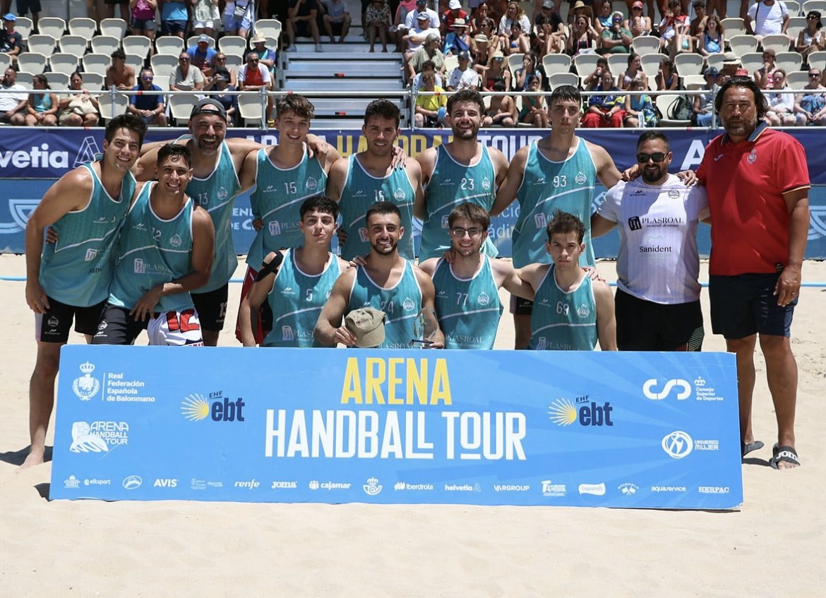 Arena Handball Tour (@arenahandballt) on Twitter photo 🏆 #Arena1000 Cádiz
📍Senior masculino
🥇 <a href="/cbmpciudemalaga/">Fundación Fomento Deporte CBMP Ciudad de Málaga</a>
🥈 <a href="/bmplayalcala/">CB Playa Alcalá</a>
🤝🏻 Entregó el premio Blas Parilla, vicepresidente de la <a href="/RFEBalonmano/">RFEBalonmano</a> y directivo responsable del <a href="/ArenaHandballT/">Arena Handball Tour</a> y Daniel Santos, presidente de <a href="/FBMRMU/">FED. BALONMANO REGION DE MURCIA</a> 🏆 #Arena1000 Cádiz
📍Senior masculino
🥇 <a href="/cbmpciudemalaga/">Fundación Fomento Deporte CBMP Ciudad de Málaga</a>
🥈 <a href="/bmplayalcala/">CB Playa Alcalá</a>
🤝🏻 Entregó el premio Blas Parilla, vicepresidente de la <a href="/RFEBalonmano/">RFEBalonmano</a> y directivo responsable del <a href="/ArenaHandballT/">Arena Handball Tour</a> y Daniel Santos, presidente de <a href="/FBMRMU/">FED. BALONMANO REGION DE MURCIA</a>