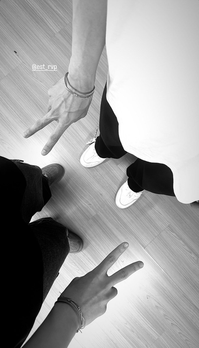 จ้าาาา อิจฉาคนอยู่ด้วยกันครึ่งค่อนวัน น่าจะข้ามวันด้วย
อย่าลืมนะลูก ดึกแล้วอย่าแยกกันกลับอย่าขับไปส่ง ดีที่สุดคือนอนบ้านใครสักคน ตึกแกรมมี่มีกุ๊กกู๋ห้ามห่างกัน ไปไหนไปด้วยกันตัวติดกันเข้าไว้ จูงมือได้ก็จูงปลอดภัยไว้ก่อนเดี๋ยวกุ๊กกู๋มาแฮร่ใส่ ใครโดนแฮร่ก็ปลอบโอ๋ๆ

#WilliamEst