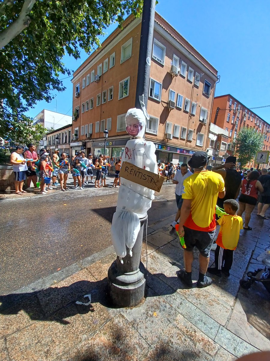 En la #BatallaNaval de Vallekas, queremos casa para todes y sabemos quién está haciendo negocio con las vivendas #MojatePorLaVivienda 

No vamos a pagar sus beneficios con nuestras vidas