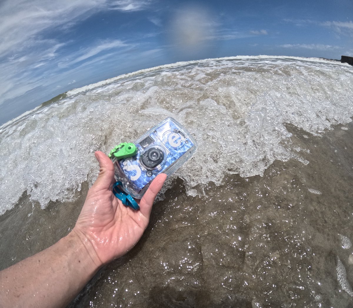 Ngo_works's tweet photo. 海で使えるフィルムカメラだぁーと思ったけどたぶん砂まみれで撮れてない
とりあえず夏はじまりました https://t.co/V2DhyBlHZF