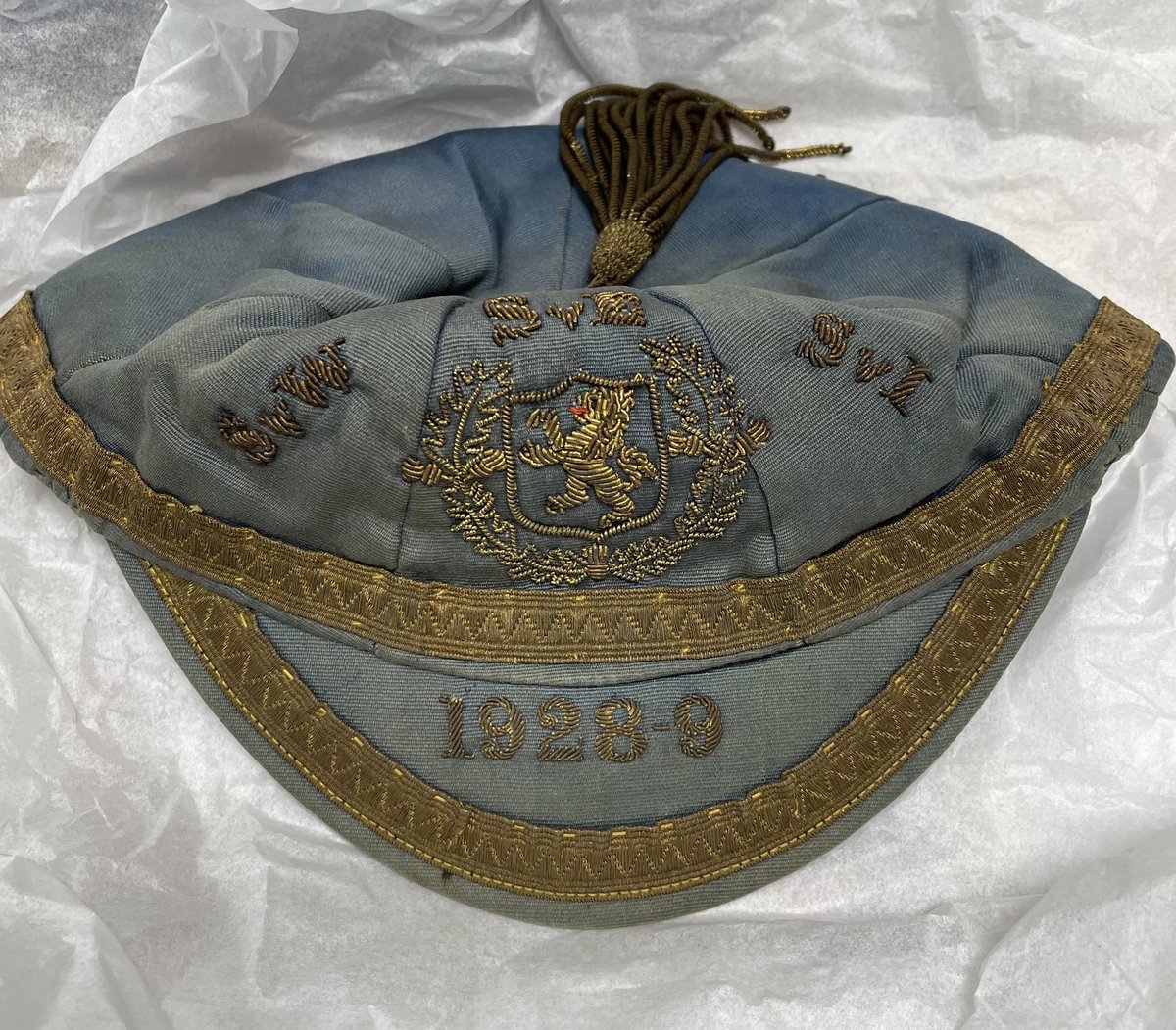 WASNAPPER's tweet image. I love looking at old football memorabilia, and today I was fortunate enough to get a good look at one of the best I have ever seen. Hughie Gallacher’s Scotland cap from the famous Wembley Wizards game. 🙌