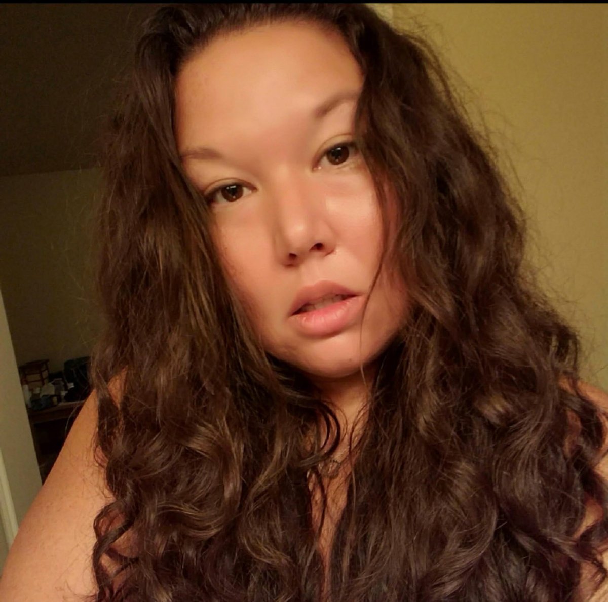Shelley_Knight1's tweet image. No make up. No edits. Sun kissed! #yourebeautiful #noneedforfilters #confident #notcocky ☀️✌️