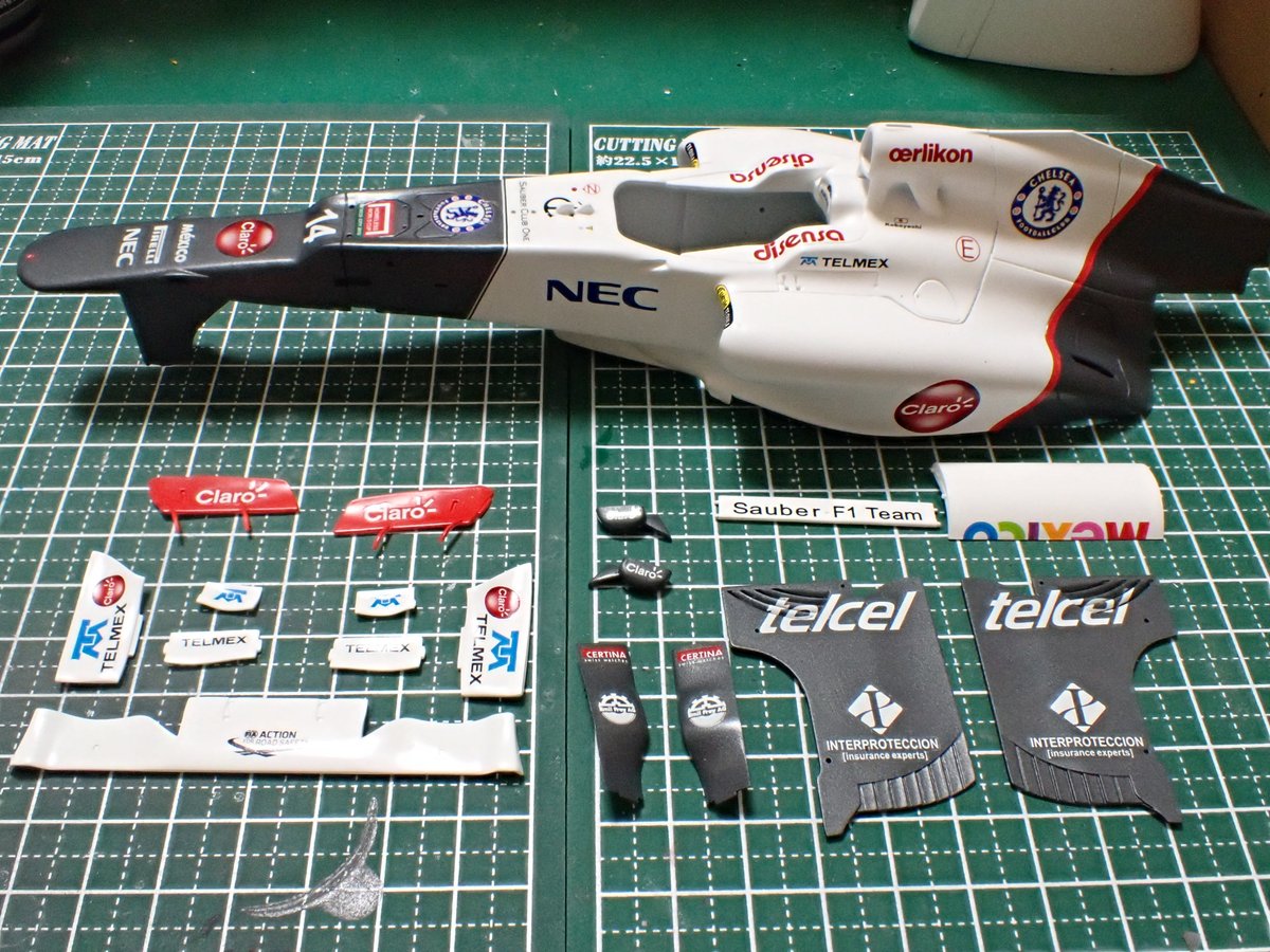 1/20 フジミ ザウバーC31 日本GP仕様🇯🇵

デカール貼付け完了しました。細かいデカールが多く、加えて曲面に貼り付けるところが多いので時間が掛かりました😅暫く乾燥させてから、クリア吹き開始です。

#SauberC31