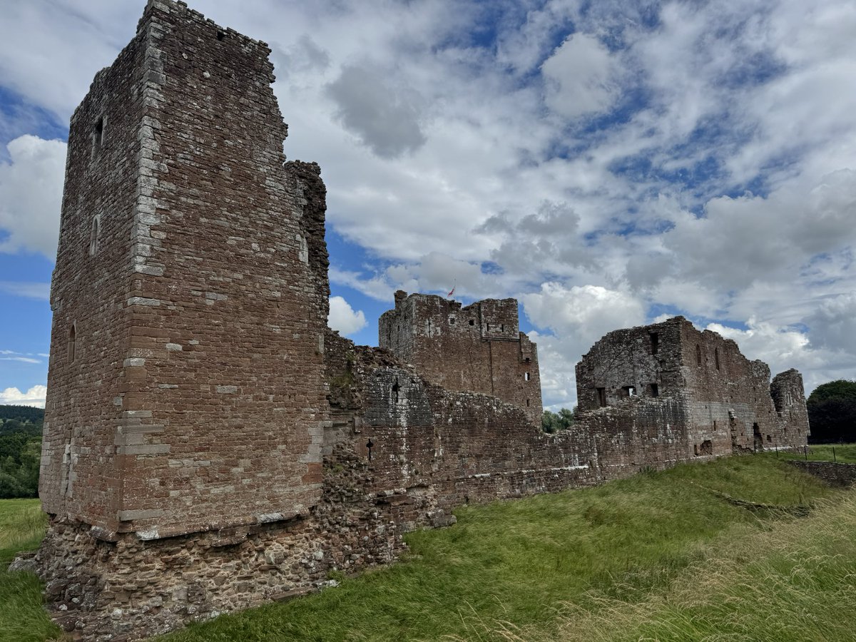 Castle site revisit 🏰 Brougham Castle, Cumbria, 🏴󠁧󠁢󠁥󠁮󠁧󠁿 really needed this drive out to enjoy a castle site full of history 😃